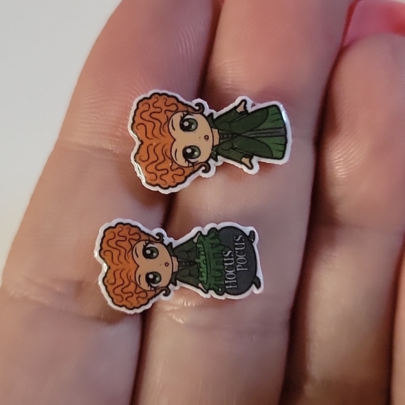 Winifred Sanderson Stud Earrings, mismatched - Picture 6 of 8